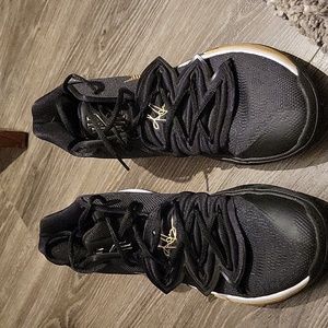 Kyrie Irving Basketball Shoe suze 11.5